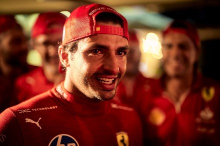 Carlos Sainz l'addio a Ferrari in lacrime nel box ad Abu Dhabi ha un sapore dolceamaro